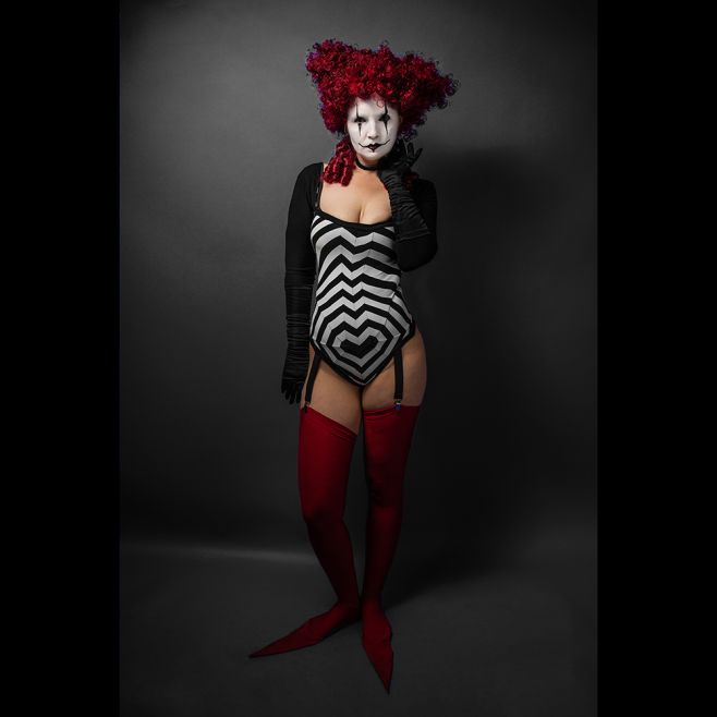 Ve středověku znamenaly pruhy v Evropě odlišnost a nepořádek. Pruhy byly ďáblovým oděvem, oděvem prostitutek a katů....